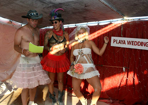 The bride celebrates on the alter of her playa wedding